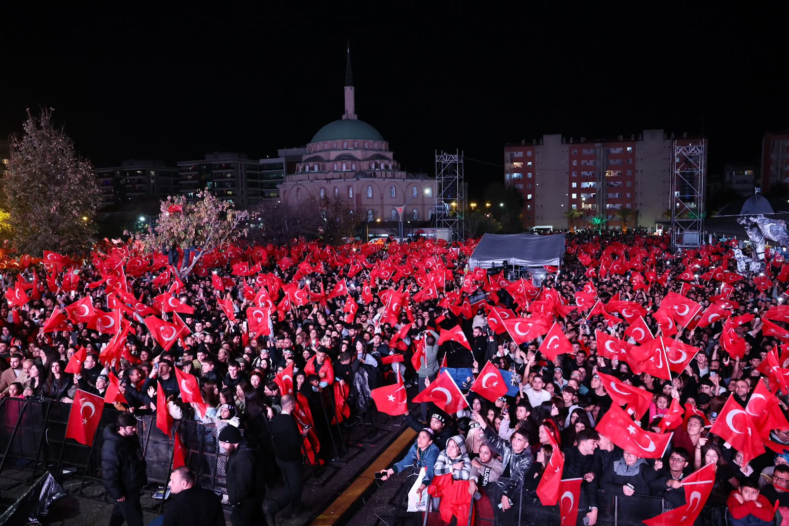 Menemen'de on binler, Cumhuriyet coşkusuyla buluştu