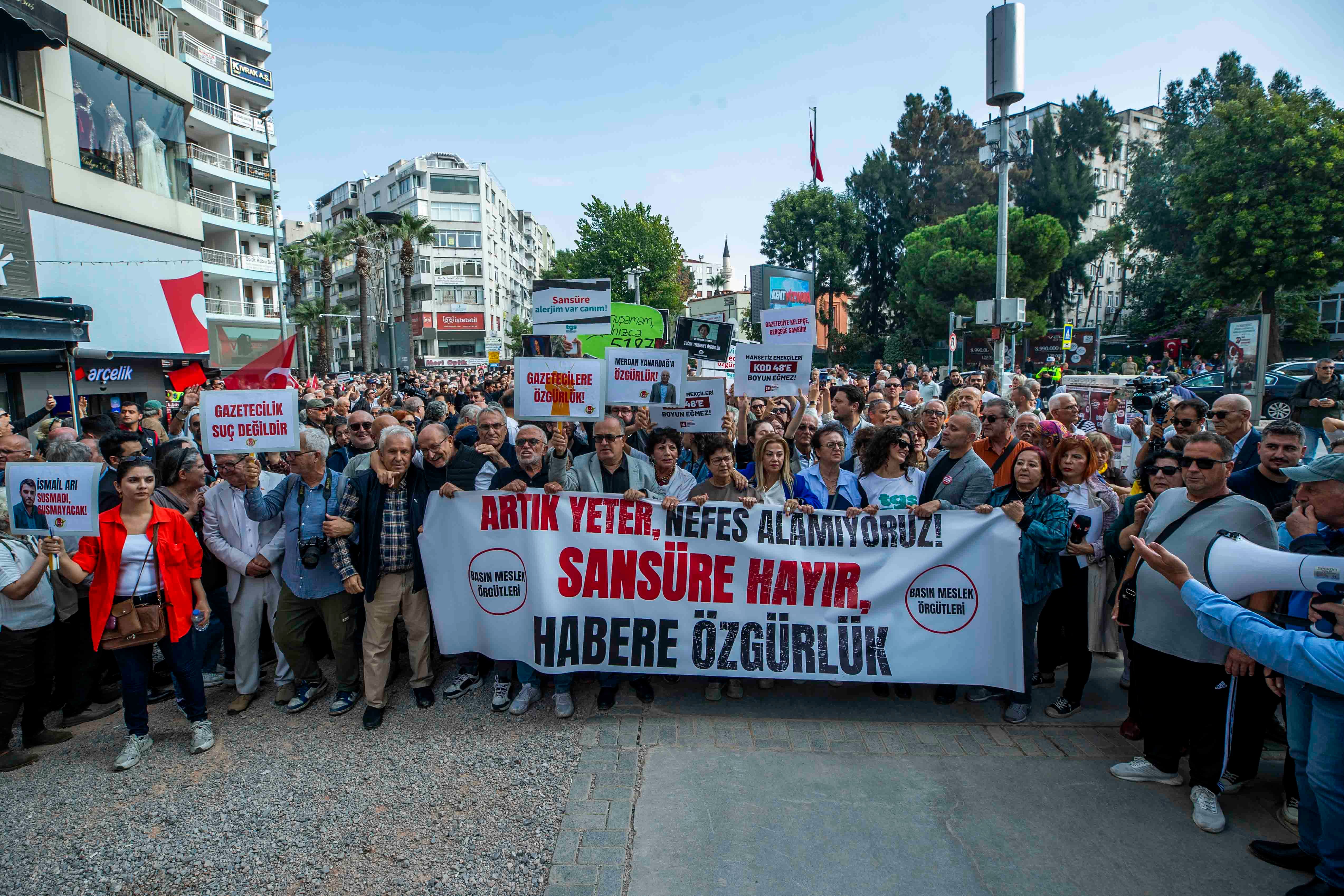 Gazetecilerden görkemli yürüyüş