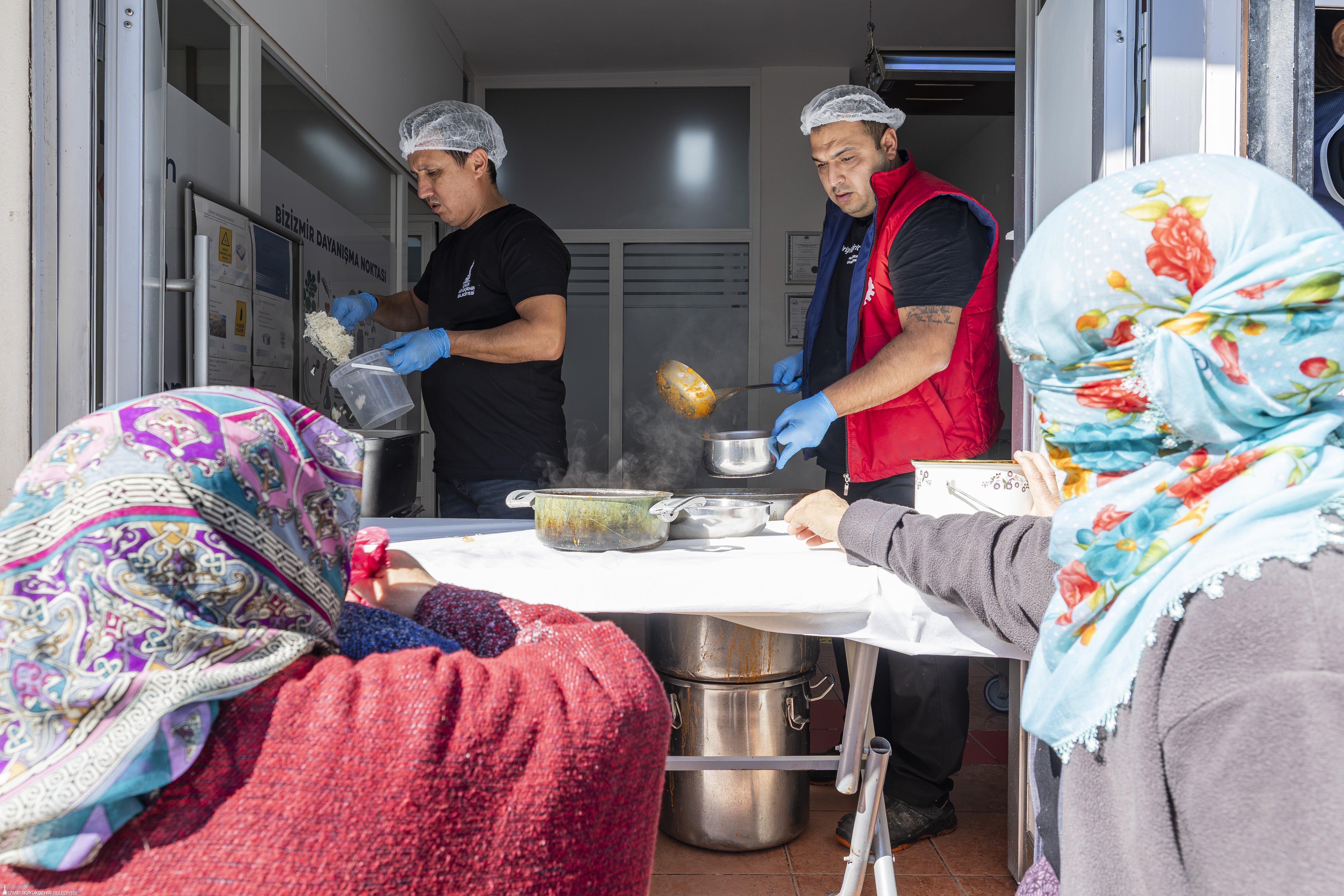 Büyükşehir, dayanışma noktalarıyla İzmirlinin yanında