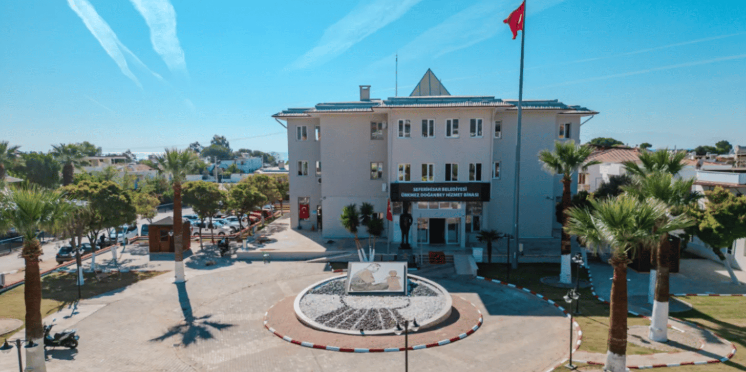Seferihisar Belediyesi'ne operasyon: 43 gözaltı