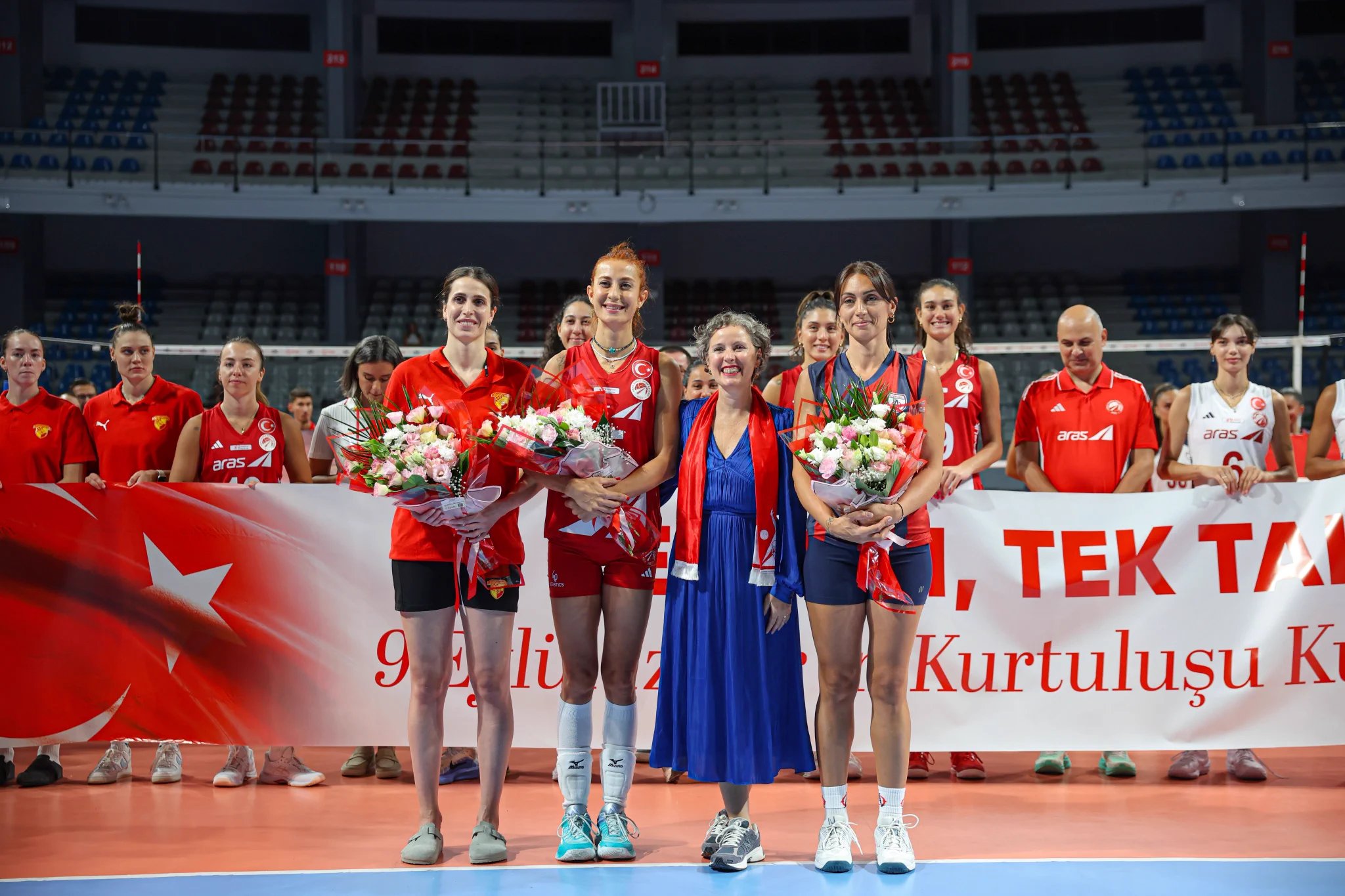 İzmir’in voleybolcuları Aras Kargo öncülüğünde ‘Tek Ruh Tek Renk Tek Takım’ oldu