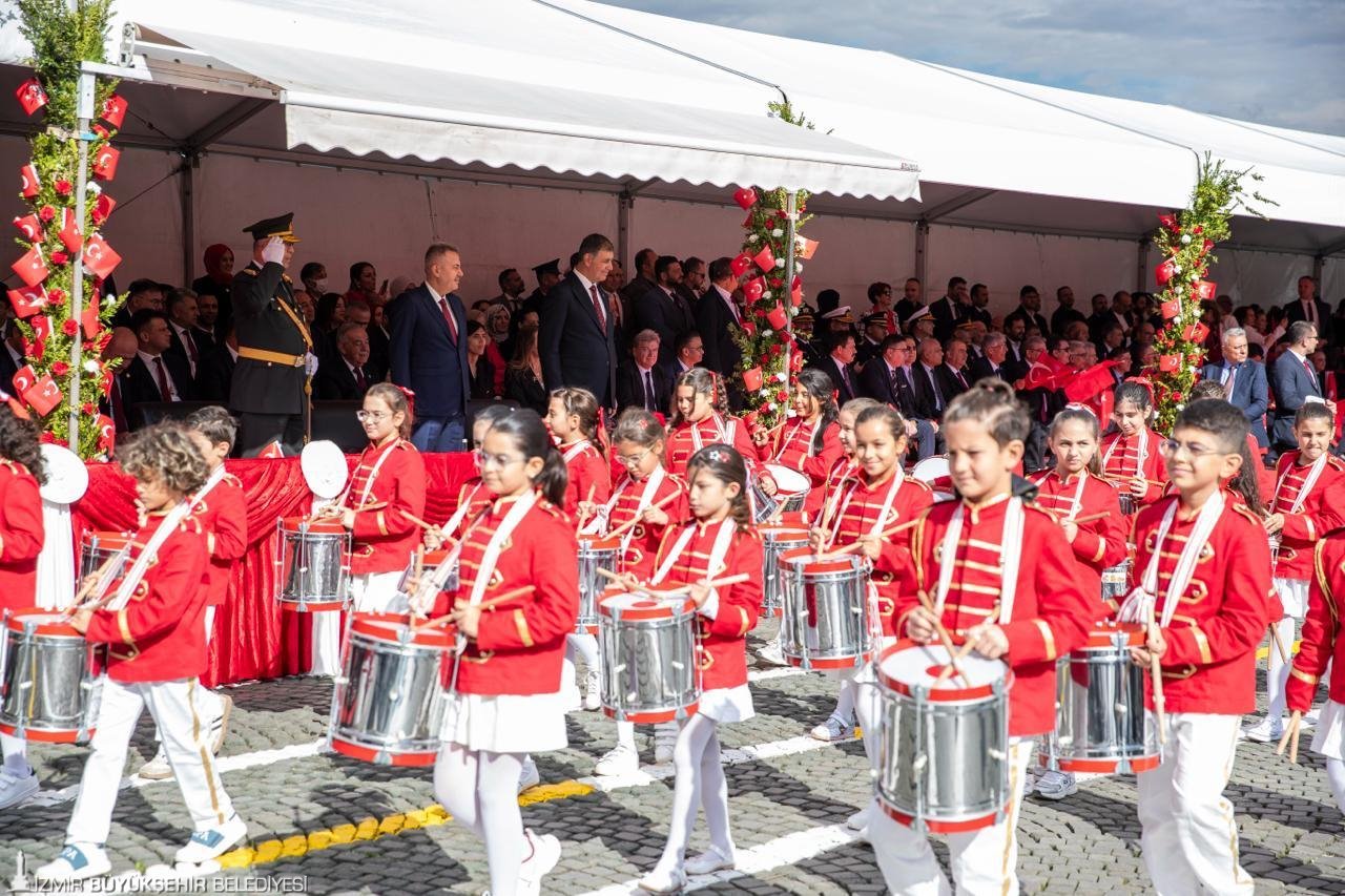 İzmir’de Cumhuriyet coşkusu meydanlara sığmadı