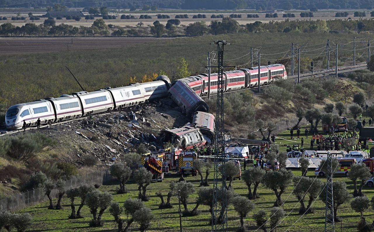 İspanya'da iki hızlı tren çarpıştı: 68 can kaybı